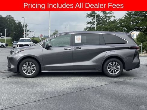 Used 2023 Toyota Sienna XLE FWD image 3