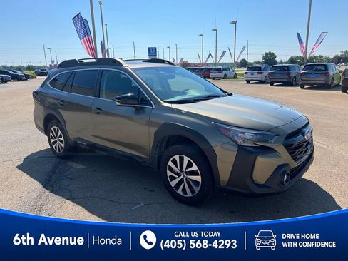 Used 2025 Subaru Outback Premium AWD/4WD image 3
