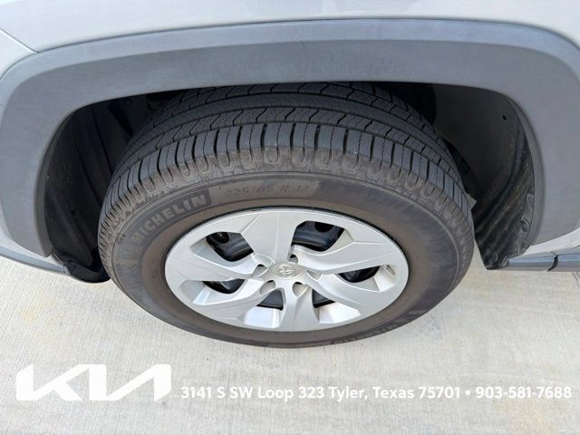Used 2019 Toyota RAV4 LE FWD image 4