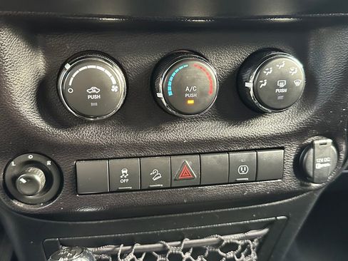 Used 2018 Jeep Wrangler Unlimited Sahara w/ Connectivity Group image 25