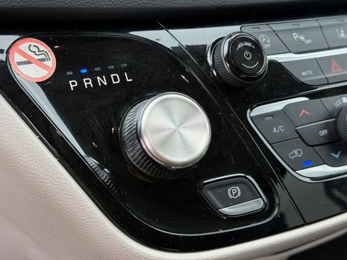 Used 2024 Chrysler Pacifica Touring-L FWD image 32