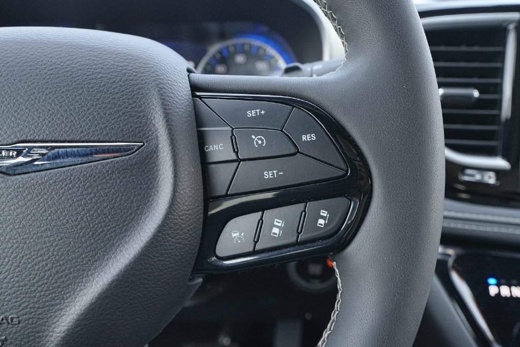 Used 2025 Chrysler Pacifica Limited FWD image 35
