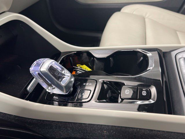 Certified 2023 Volvo XC40 B5 Plus w/ Driver Assist Package AWD/4WD image 17