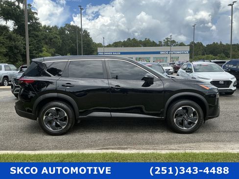 Used 2024 Nissan Rogue SV FWD image 6