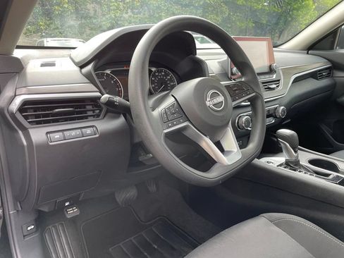 Used 2025 Nissan Altima 2.5 SV FWD image 9