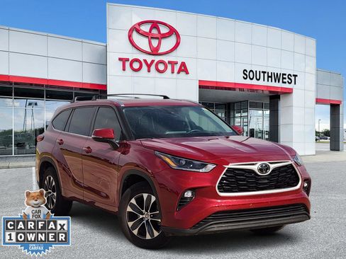 Used 2021 Toyota Highlander XLE FWD image 1