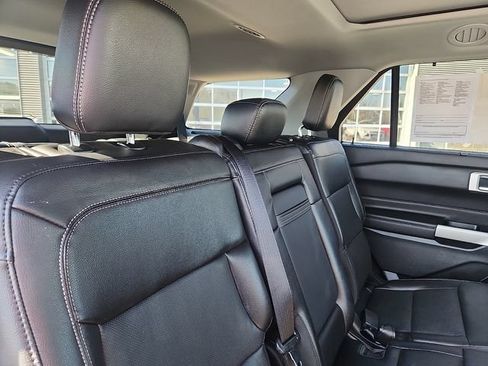 Used 2023 Ford Explorer Limited w/ Equipment Group 301A AWD/4WD image 32