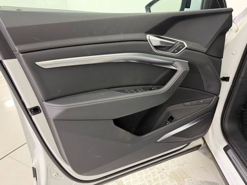 Used 2022 Audi e-tron Premium Plus w/ Premium Plus Package image 22