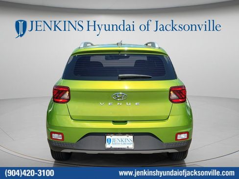 Used 2024 Hyundai Venue SEL FWD image 6