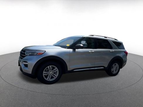 Used 2024 Ford Explorer XLT w/ Equipment Group 202A RWD image 5