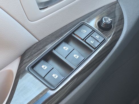 Used 2017 Toyota Sienna Limited image 9