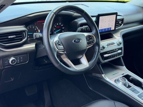 Used 2022 Ford Explorer XLT w/ Equipment Group 202A image 10