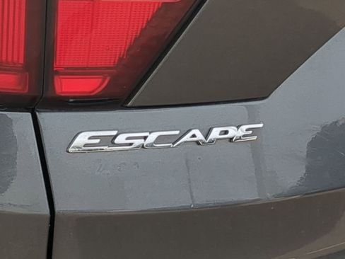 Used 2019 Ford Escape SE image 16