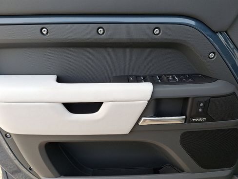 New 2026 Land Rover Defender 110 X-Dynamic SE image 5