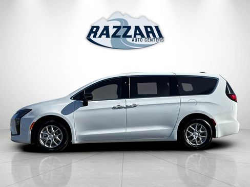 New 2027 Chrysler Pacifica Select FWD image 6