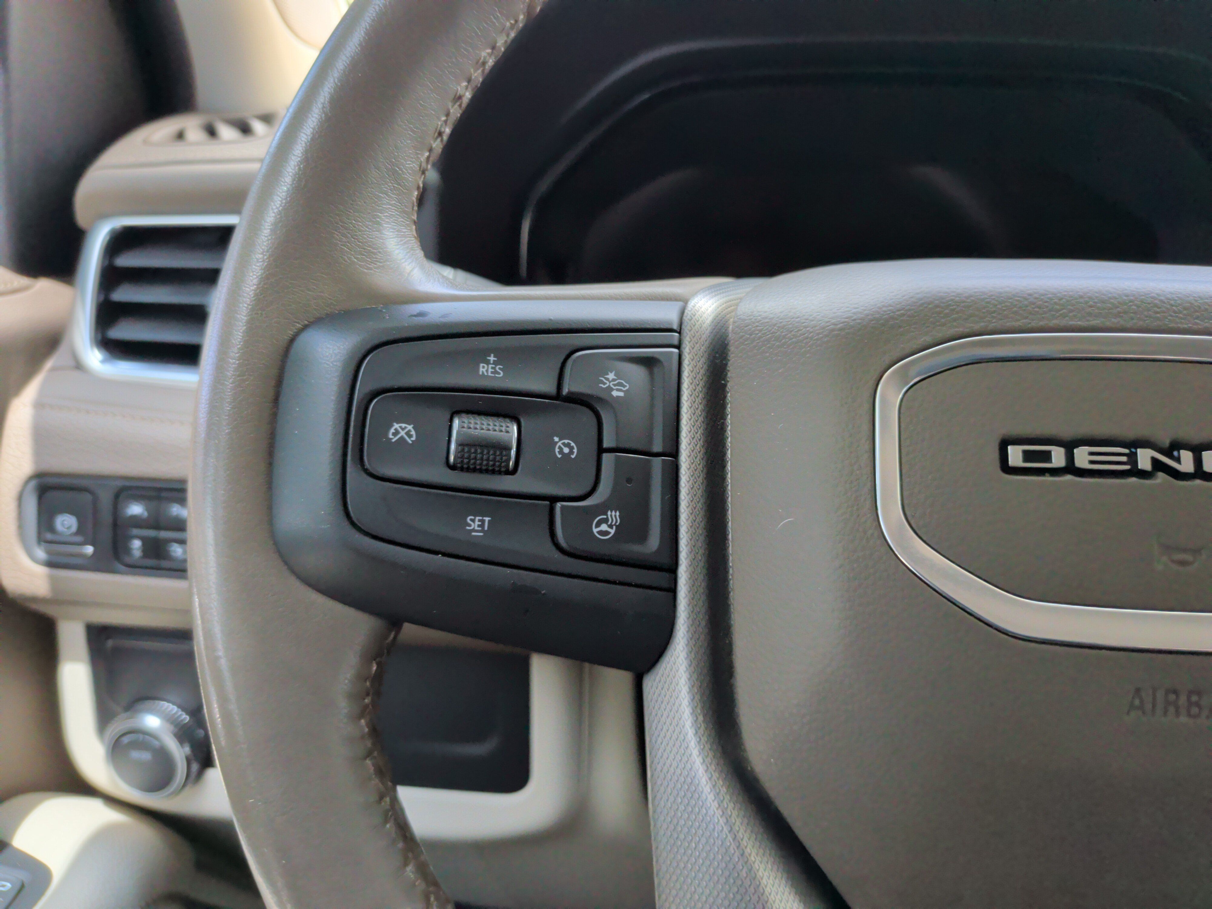Used 2022 GMC Yukon Denali RWD image 21
