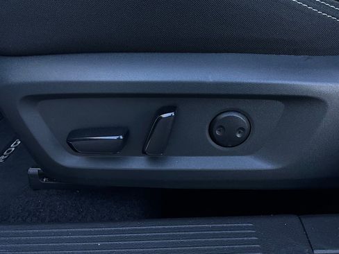 Used 2025 Nissan Rogue SV image 11