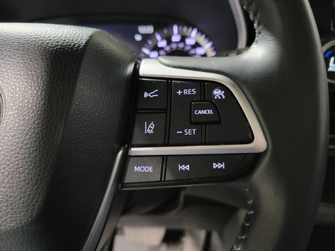 Used 2023 Toyota Highlander XLE AWD/4WD image 27