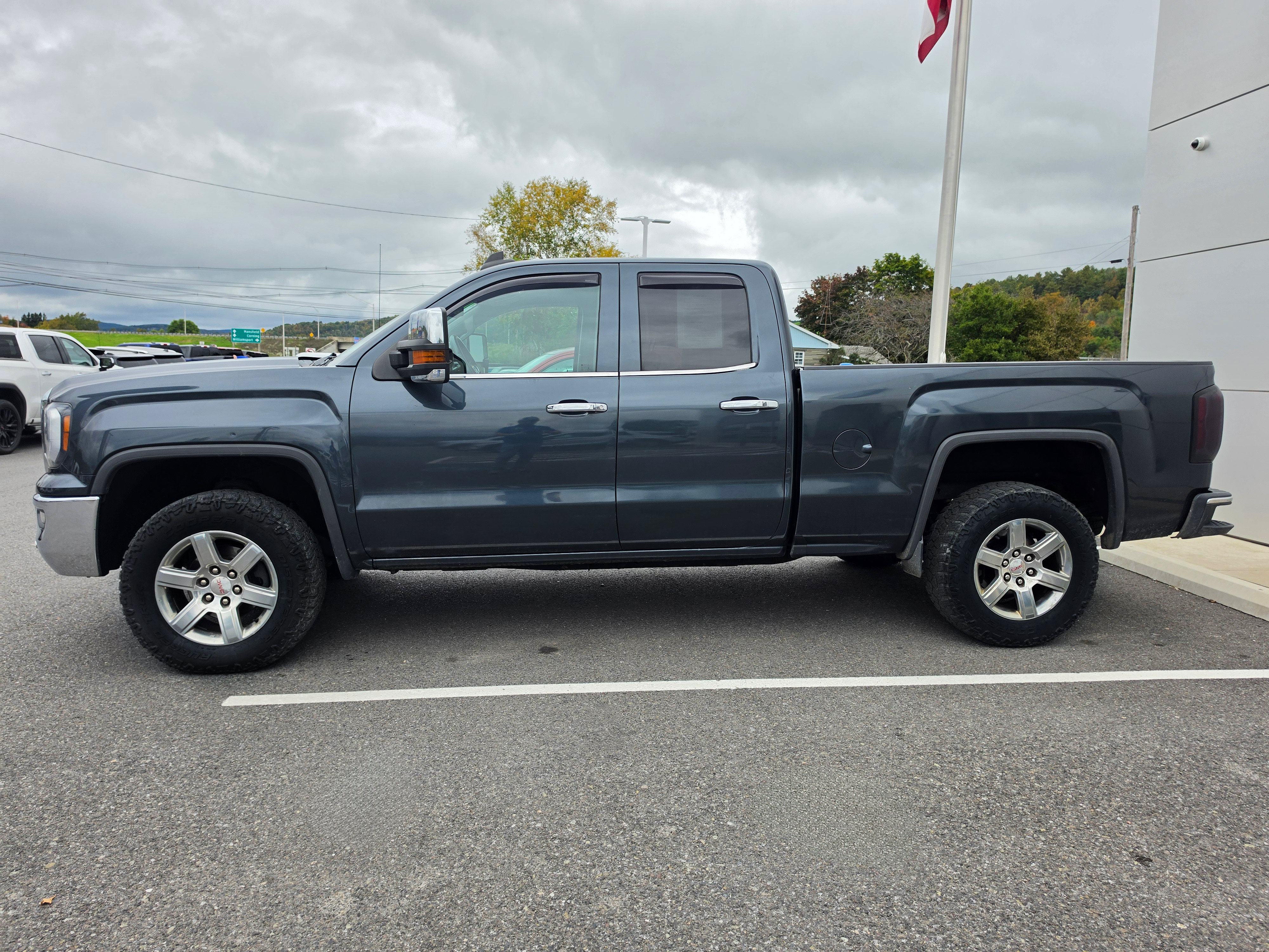 Used 2017 GMC Sierra 1500 SLT w/ SLT Premium Package AWD/4WD image 6