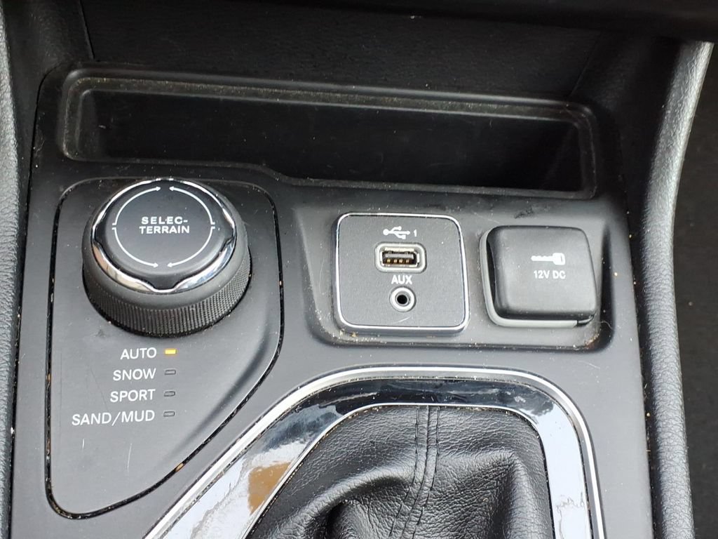 Used 2020 Jeep Cherokee Limited AWD/4WD image 32