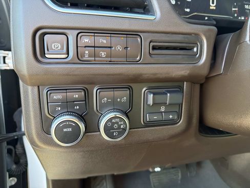 Used 2024 GMC Yukon XL SLT w/ SLT Luxury Package image 25