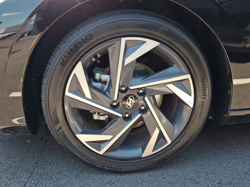 Certified 2025 Hyundai Elantra Sport FWD image 4