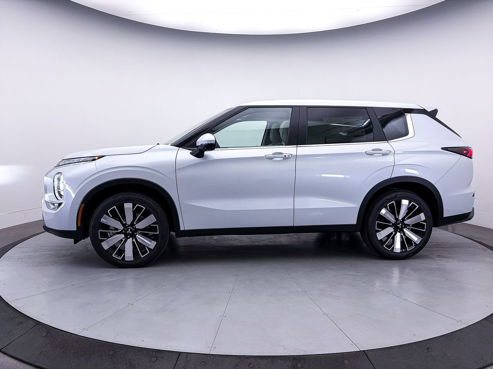 Used 2026 Mitsubishi Outlander SE FWD image 4