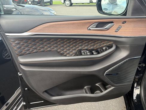 Used 2022 Jeep Grand Cherokee Summit w/ Luxury Tech Group V image 9