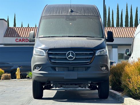 Used 2024 Mercedes-Benz Sprinter 2500 image 9