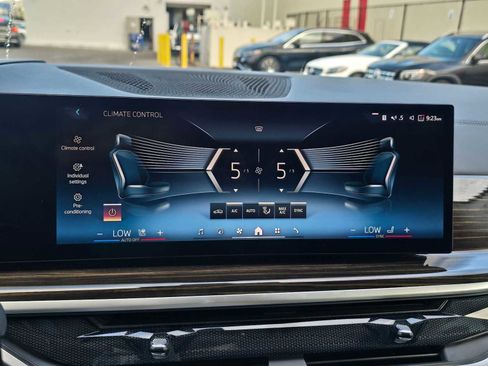 Used 2024 BMW X7 xDrive40i image 32