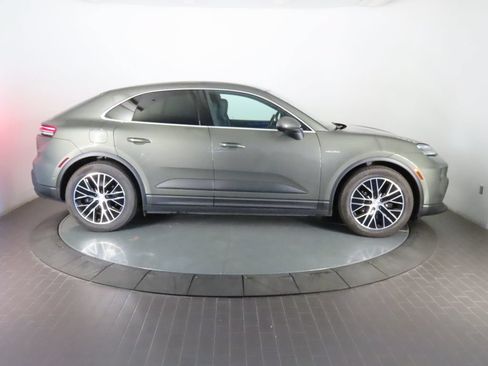 Certified 2025 Porsche Macan 4S Electric AWD/4WD image 8