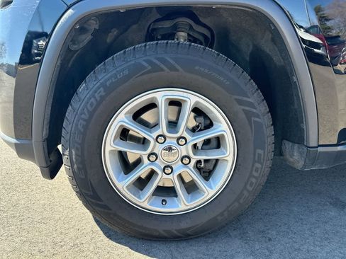 Used 2018 Jeep Grand Cherokee Laredo image 19