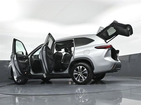 Certified 2025 Toyota Highlander XLE FWD image 51