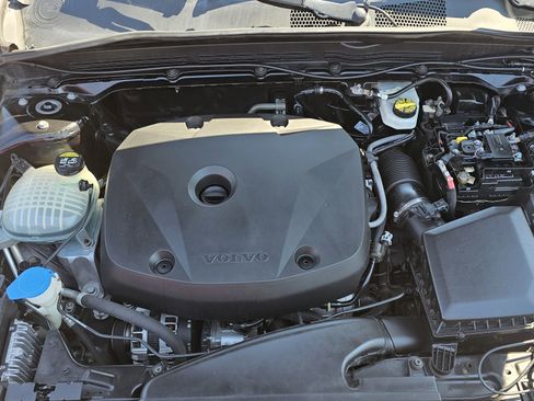 Used 2019 Volvo XC40 T5 Momentum image 18