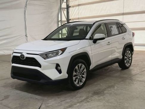 Used 2019 Toyota RAV4 XLE Premium FWD image 8