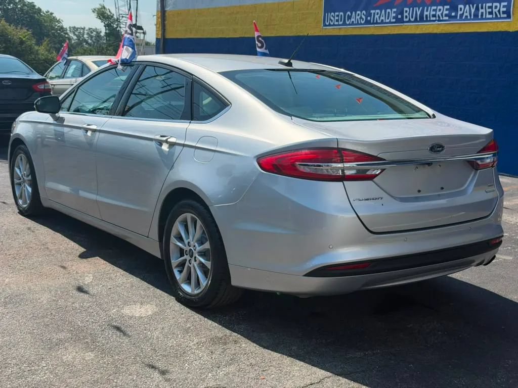 Used 2017 Ford Fusion SE w/ Fusion SE Technology Package FWD image 4