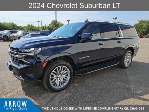 Used 2024 Chevrolet Suburban LT w/ Luxury Package AWD/4WD image 5