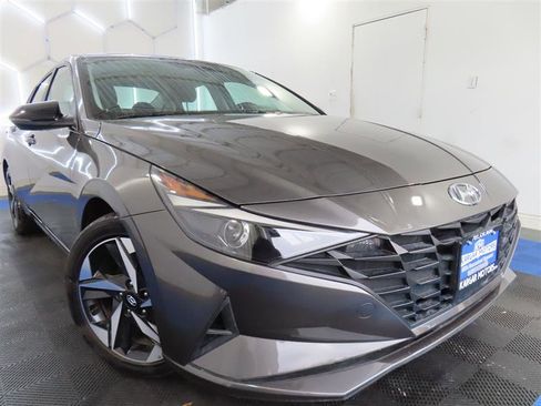 Used 2023 Hyundai Elantra SEL w/ Convenience Package FWD image 2