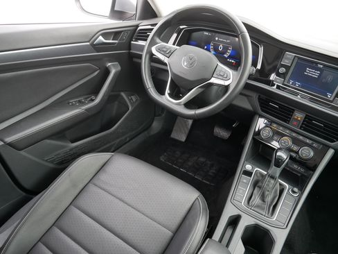 Used 2024 Volkswagen Jetta SE image 9