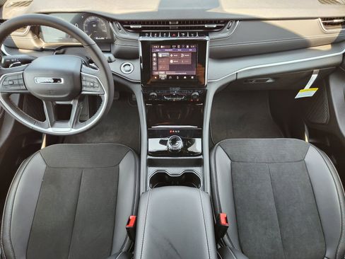 New 2025 Jeep Grand Cherokee L Altitude image 18