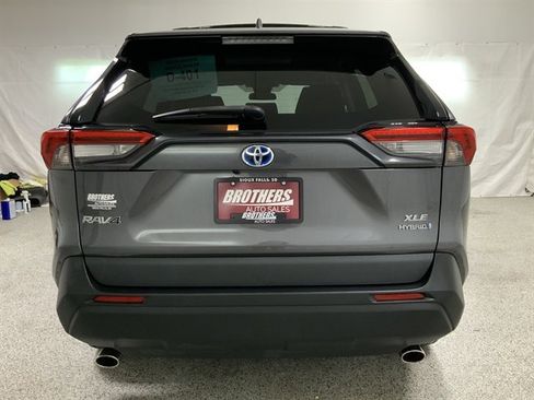 Used 2022 Toyota RAV4 XLE AWD/4WD image 8