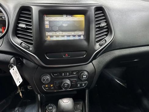 Used 2019 Jeep Cherokee Latitude w/ Popular Appearance Group AWD/4WD image 16