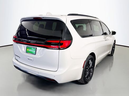 Used 2021 Chrysler Pacifica Touring-L w/ Uconnect Theater Family Group image 10