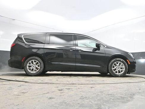 Used 2023 Chrysler Pacifica Touring-L image 44