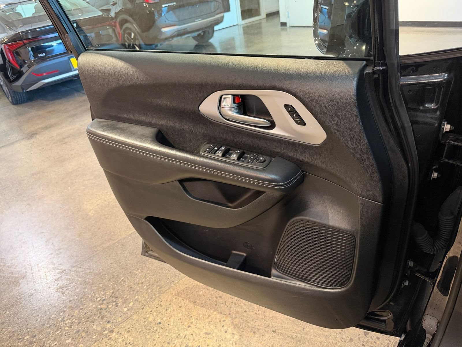 Used 2025 Chrysler Pacifica Limited FWD image 18