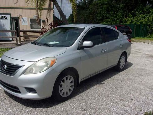 Used 2013 Nissan Versa SV image 2
