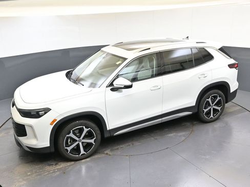 Used 2025 Volkswagen Tiguan SE w/ Panoramic Sunroof Package image 45