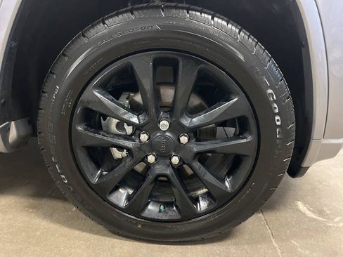 Used 2017 Jeep Grand Cherokee Altitude AWD/4WD image 8