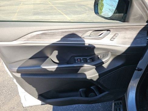 Used 2023 Jeep Grand Cherokee L Limited w/ Luxury Tech Group II image 19