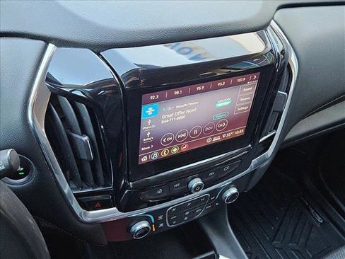 Used 2021 Chevrolet Traverse LT image 13